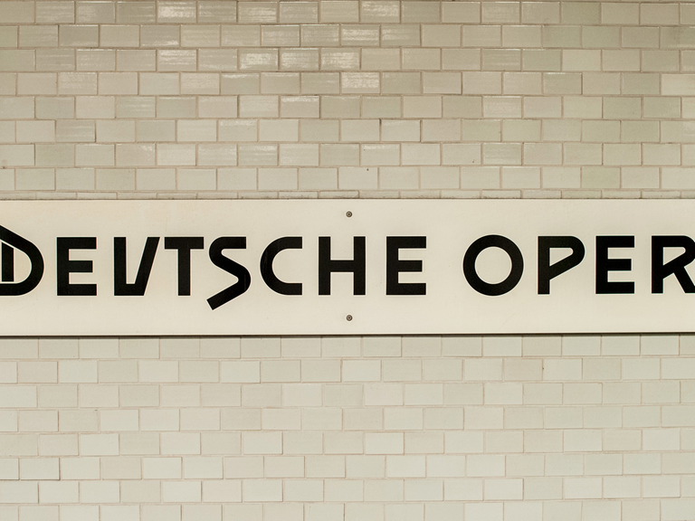 U-Bahnhof "Deutsche Oper" im Westteil von Berlin: In der Hauptstadt gibt es insgesamt drei Opernhäuser, außerdem noch die Staatsoper Unter den Linden und die Komische Oper.