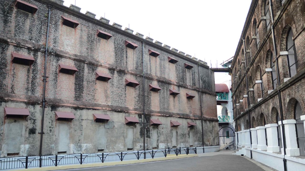 Das Cellular Jail in Port Blair; hier waren zur Kolonialzeit Unabhängigkeitskämpfer eingekerkert. Das Cellular Jail in Port Blair; hier waren zur Kolonialzeit Unabhängigkeitskämpfer eingekerkert.