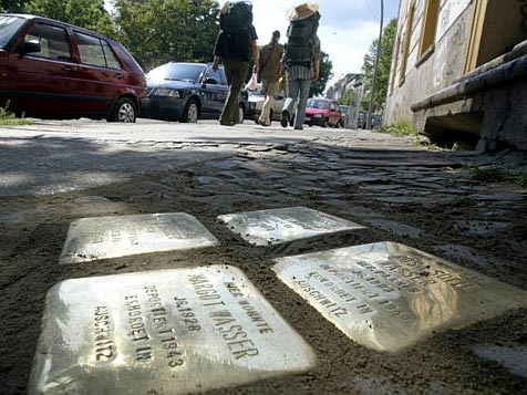 Passanten laufen an vier von 15 neuen "Stolpersteinen" im Bezirk Mitte in Berlin vorbei Passanten laufen an vier von 15 neuen "Stolpersteinen" im Bezirk Mitte in Berlin vorbei