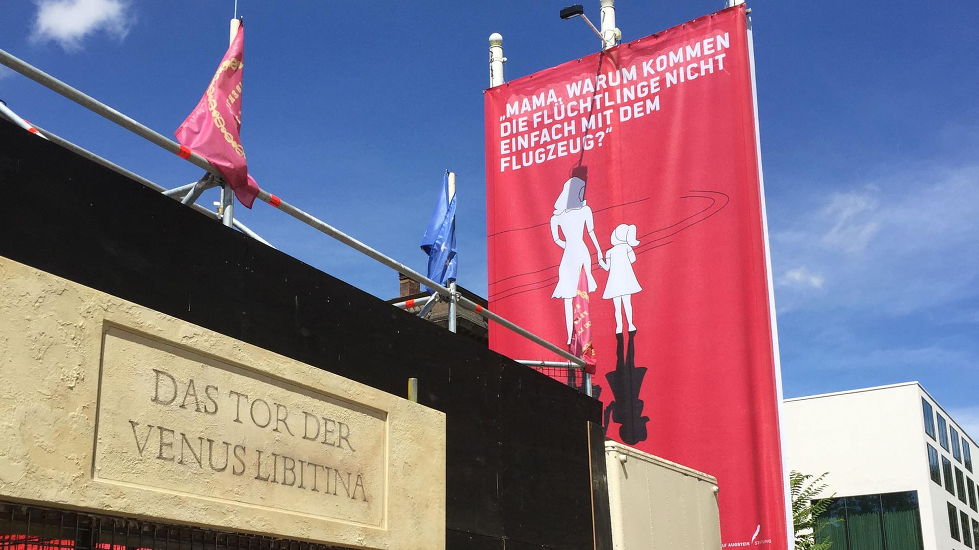 Das Zentrum für Politische Schönheit hat für die Aktion "Flüchtlinge Fressen" in der Mitte Berlins eine Arena errichtet. Das Zentrum für Politische Schönheit hat für die Aktion "Flüchtlinge Fressen" in der Mitte Berlins eine Arena errichtet.
