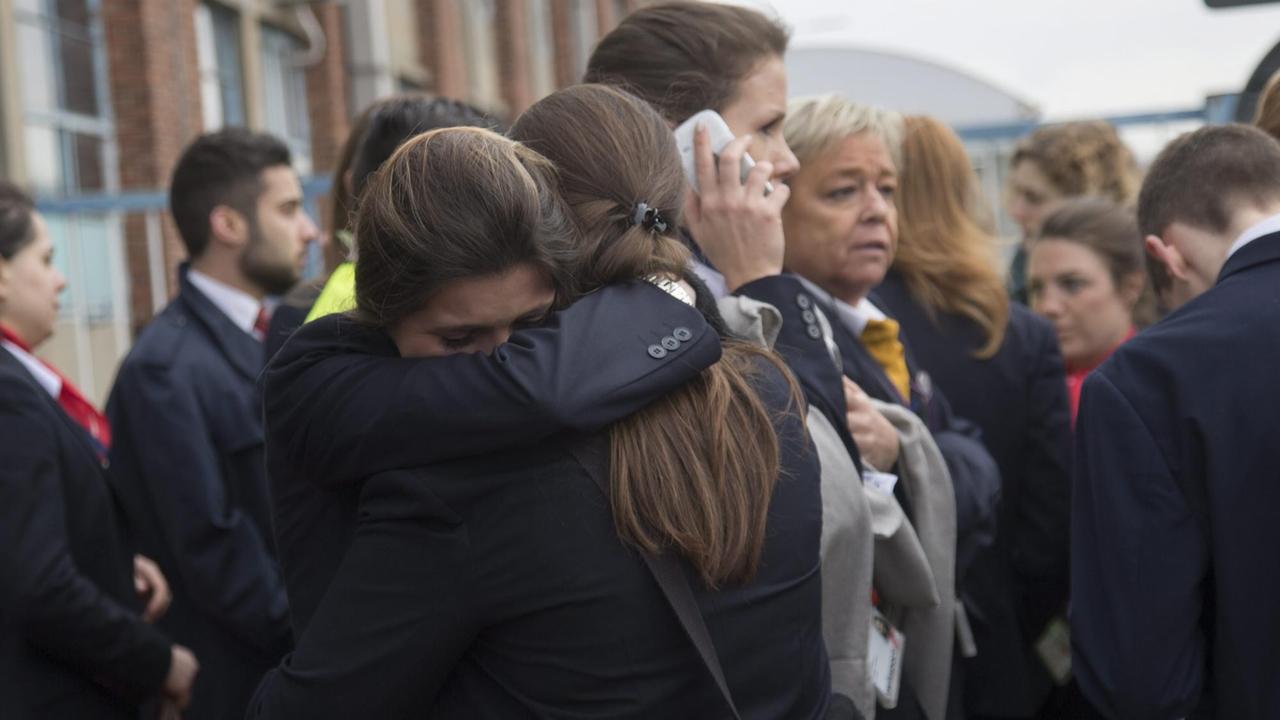 Passagiere werden nach dem Terroranschlag in Brüssel aus dem Airport-Terminal evakuiert. Passagiere werden nach dem Terroranschlag in Brüssel aus dem Airport-Terminal evakuiert.