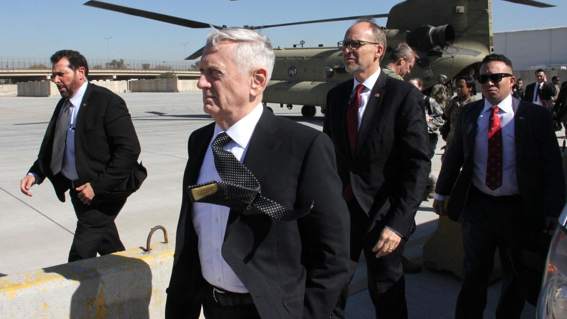 US-Verteidigungsminister James "Jim" Mattis nach seiner Ankunft in der irakischen Hauptstadt Bagdad. US-Verteidigungsminister James "Jim" Mattis nach seiner Ankunft in der irakischen Hauptstadt Bagdad.
