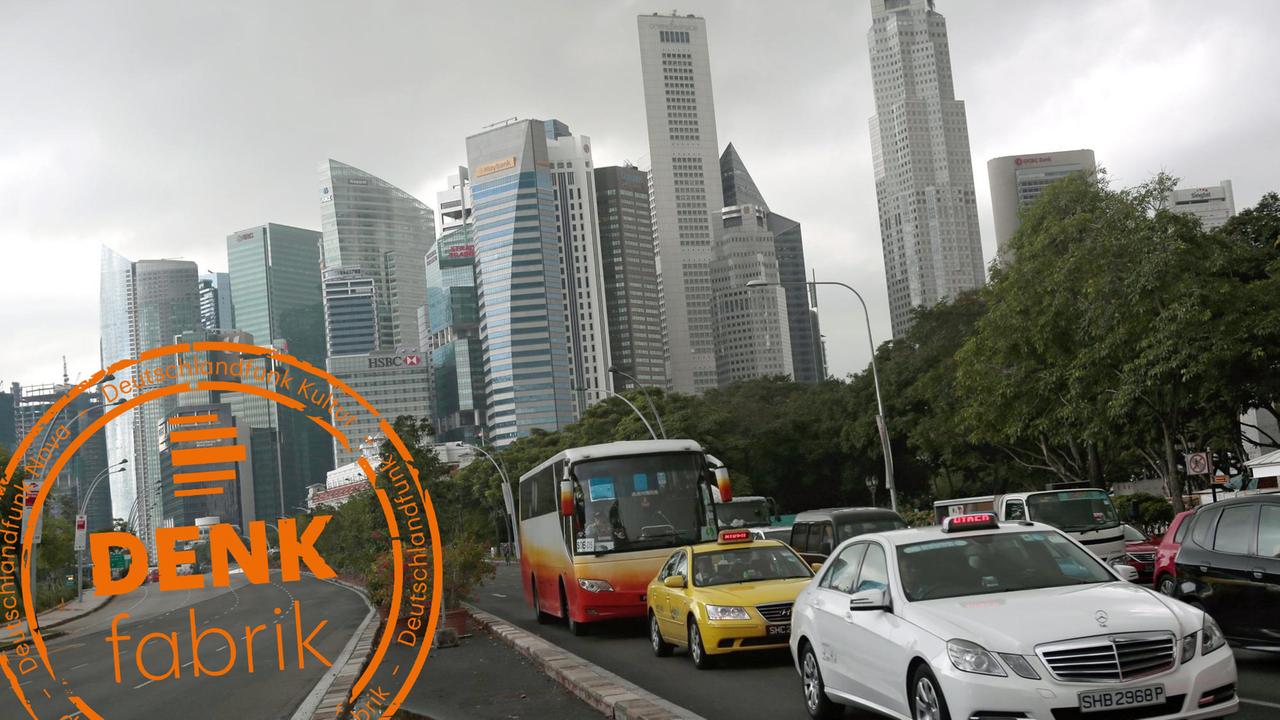 Autos fahren über eine mehrspurigen Straße in Singapur. Autos fahren über eine mehrspurigen Straße in Singapur.