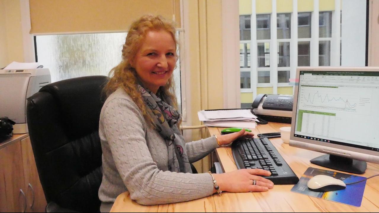  Die Ökonomin Renata Orlowska  sitzt an ihrem Computer