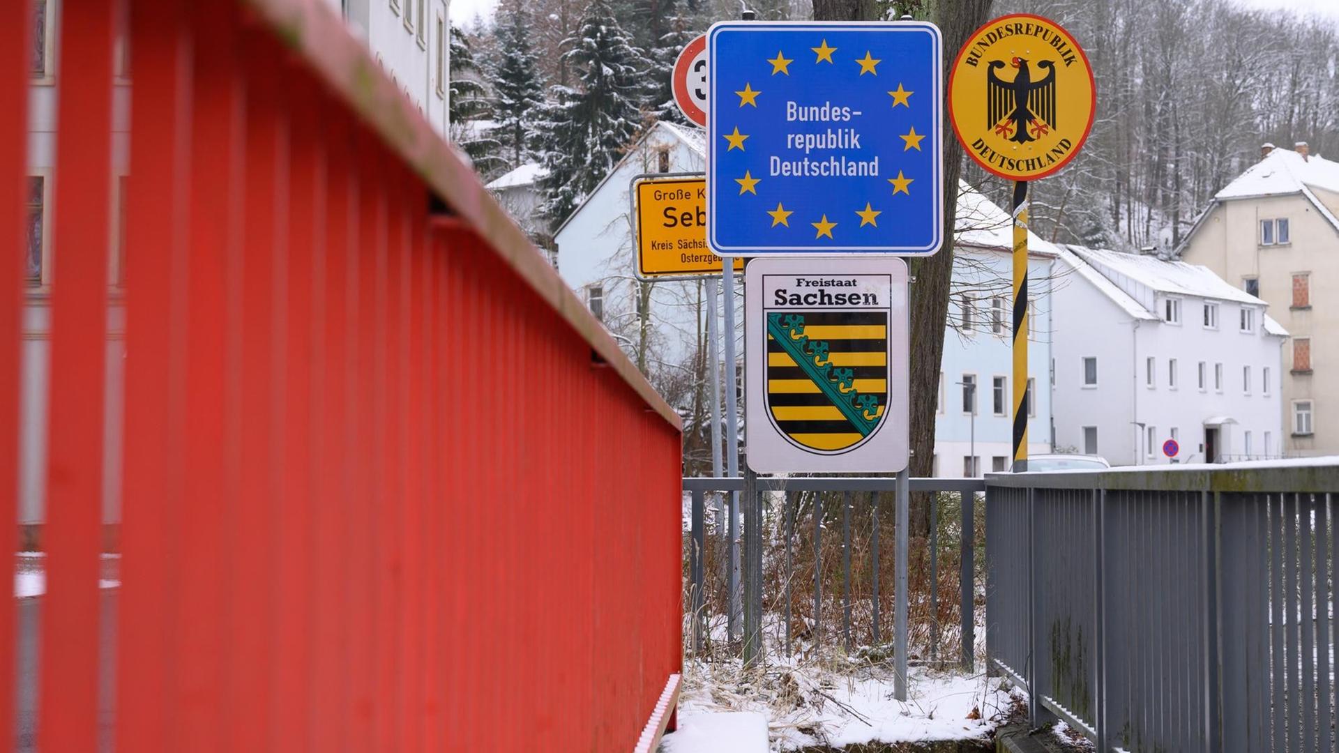 Kein Verkehr an der deutsch-tschechischen Grenze in Sebnitz im Erzgebirge Kein Verkehr an der deutsch-tschechischen Grenze in Sebnitz im Erzgebirge