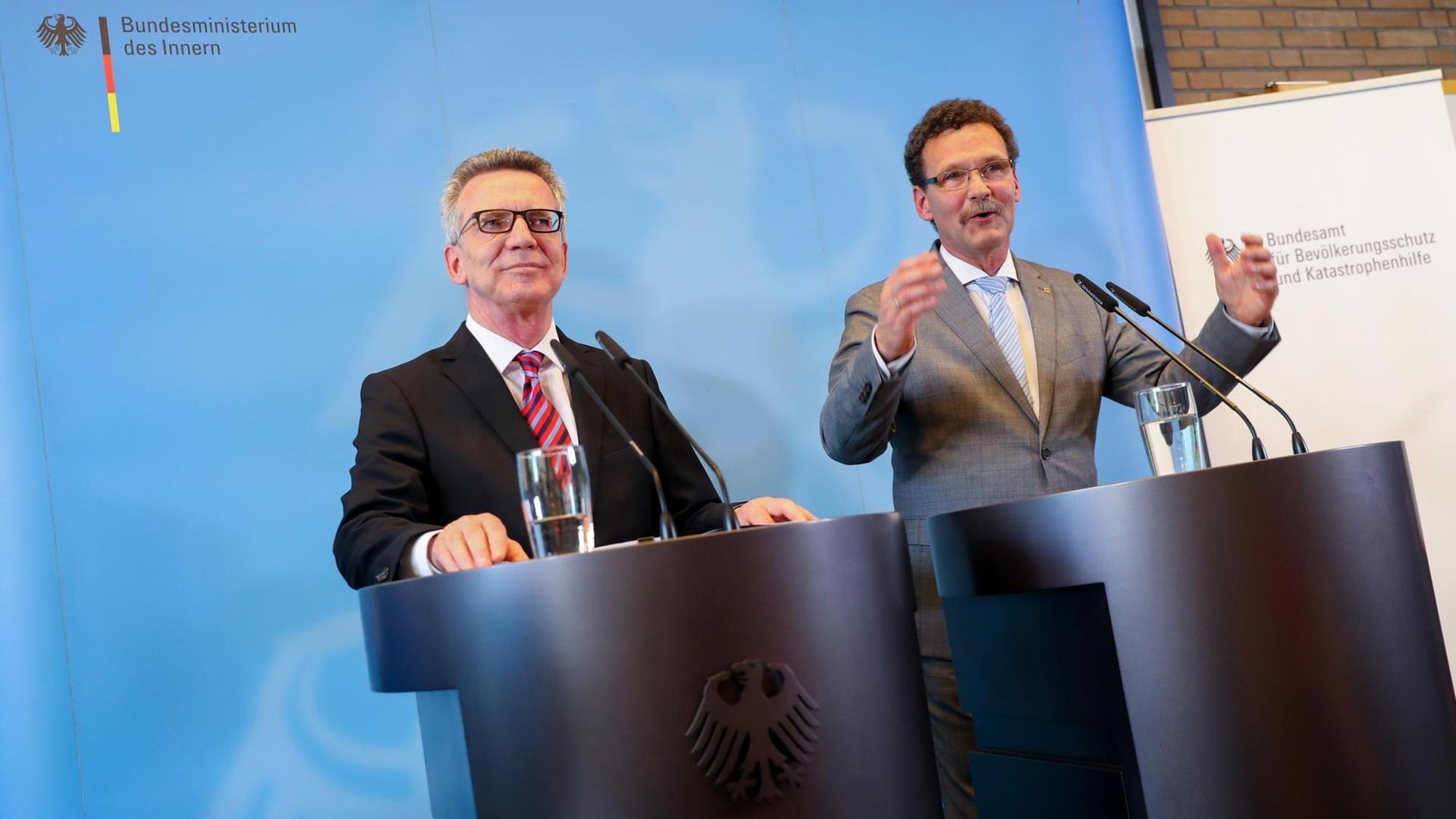 Bundesinnenminister Thomas de Maizière (CDU) und der Präsident des Bundesamtes für Bevölkerungsschutz und Katastrophenhilfe, Christoph Unger (r) präsentieren am 24.08.2016 in Berlin die Konzeption für Zivile Verteidigung im Berliner Wasserwerk Tegel Bundesinnenminister Thomas de Maizière (CDU) und der Präsident des Bundesamtes für Bevölkerungsschutz und Katastrophenhilfe, Christoph Unger (r) präsentieren am 24.08.2016 in Berlin die Konzeption für Zivile Verteidigung im Berliner Wasserwerk Tegel