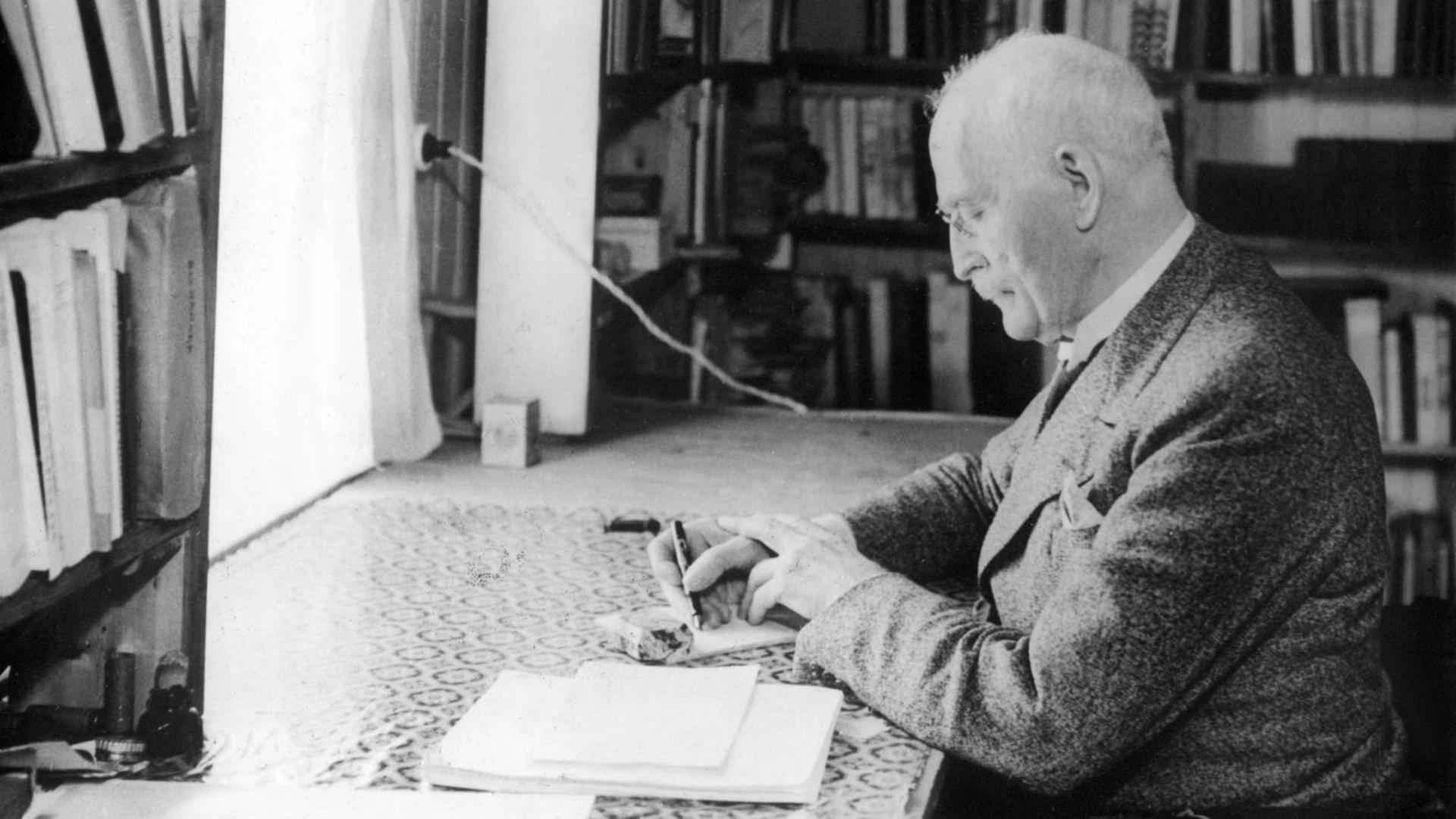 Der norwegische Dichter ("Hunger") und Nobelpreisträger Knut Hamsun (eigentlich Knud Pedersen) macht sich im Jahr 1939 Notizen. Er wurde am 4. August 1859 in Lom (Oppland) geboren und starb am 19. Februar 1952 in Norholm. Der norwegische Dichter ("Hunger") und Nobelpreisträger Knut Hamsun (eigentlich Knud Pedersen) macht sich im Jahr 1939 Notizen. Er wurde am 4. August 1859 in Lom (Oppland) geboren und starb am 19. Februar 1952 in Norholm.
