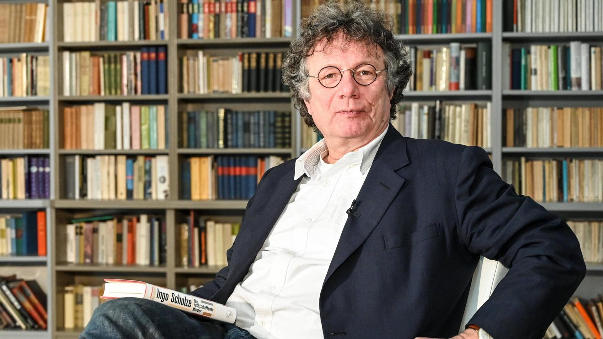 Ingo Schulze bei einer Lesung ohne Publikum im Kultur:Haus Dacheröden in Erfurt. Ingo Schulze bei einer Lesung ohne Publikum im Kultur:Haus Dacheröden in Erfurt.