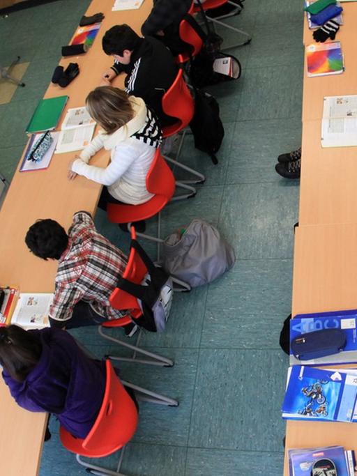 Schüler lernen in einem Klassenzimmer