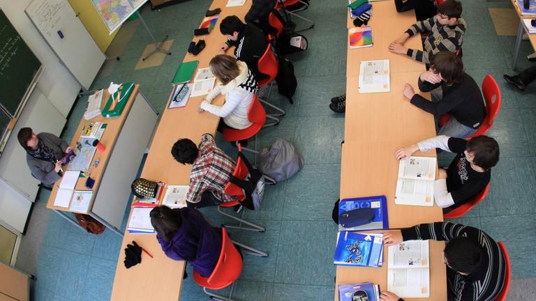 Schüler lernen in einem Klassenzimmer Schüler lernen in einem Klassenzimmer