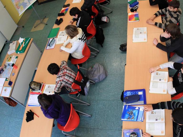 Schüler lernen in einem Klassenzimmer an einer Hauptschule in Arnsberg (Sauerland).