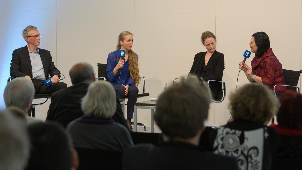 Frank Kämpfer, Sarah Nemtsov, Barbara Eckle und Chaya Czernowin (v.l.n.r.) im Gespräch Frank Kämpfer, Sarah Nemtsov, Barbara Eckle und Chaya Czernowin (v.l.n.r.) im Gespräch