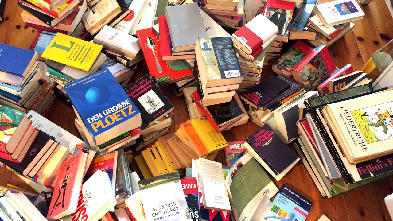 Mehrere Bücherstapel auf dem Küchenfußboden Mehrere Bücherstapel auf dem Küchenfußboden