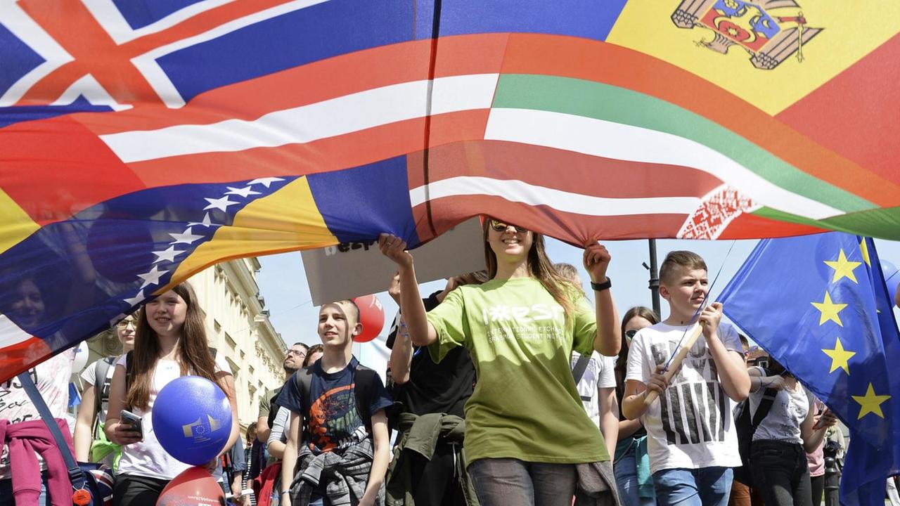 Tausende Menschen protestieren am 06.05.2017 in Warschau, um die Ideen der Europäischen Union zu vertreten.
Tausende Menschen protestieren am 06.05.2017 in Warschau, um die Ideen der Europäischen Union zu vertreten.