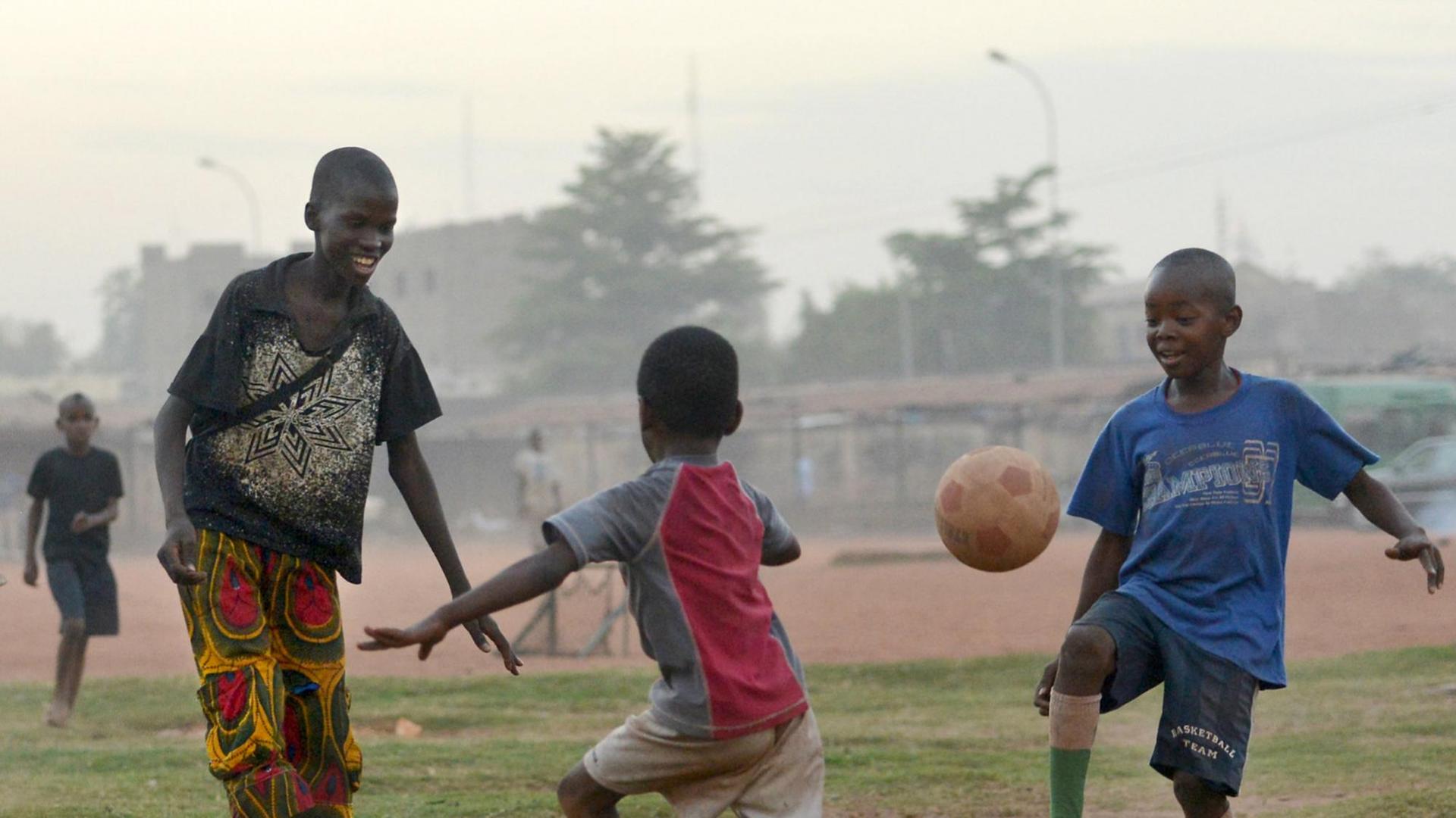 Kinder und Jugendliche spielen in Bamako in Mali Fußball