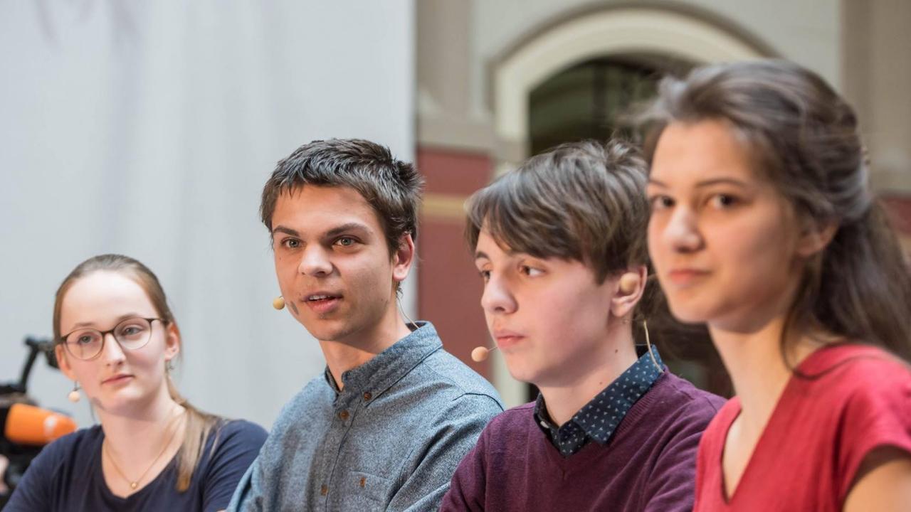 Schuelerinnen und Schueler der Bewegung Fridays for Future trugen am Montag (08.04.19) auf einer Pressekonferenz im Berliner Naturkundemuseum ihre Forderungen an die Politik vor. Foto vlnr.: Svenja Kannt, Sebastian Grieme, Linus Steinmetz, Sana Strahinjic (alle Fridays for Future). Die Schueler- und Studenteninitiative Fridays for Future hat eine radikale Reduzierung der Treibhausgasemissionen bis 2035 gefordert. Um das sogenannte Nettonull-Ziel zu erreichen, muesse bis 2035 die Energieversorgung vollstaendig durch erneuerbare Energien erfolgen, heisst es in dem vorgestellten Forderungskatalog. Schuelerinnen und Schueler der Bewegung Fridays for Future trugen am Montag (08.04.19) auf einer Pressekonferenz im Berliner Naturkundemuseum ihre Forderungen an die Politik vor. Foto vlnr.: Svenja Kannt, Sebastian Grieme, Linus Steinmetz, Sana Strahinjic (alle Fridays for Future). Die Schueler- und Studenteninitiative Fridays for Future hat eine radikale Reduzierung der Treibhausgasemissionen bis 2035 gefordert. Um das sogenannte Nettonull-Ziel zu erreichen, muesse bis 2035 die Energieversorgung vollstaendig durch erneuerbare Energien erfolgen, heisst es in dem vorgestellten Forderungskatalog.