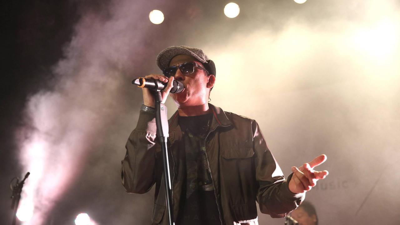 Der Sänger Xavier Naidoo auf einem Konzert in Hamburg im Februar 2015. Der Sänger Xavier Naidoo auf einem Konzert in Hamburg im Februar 2015.