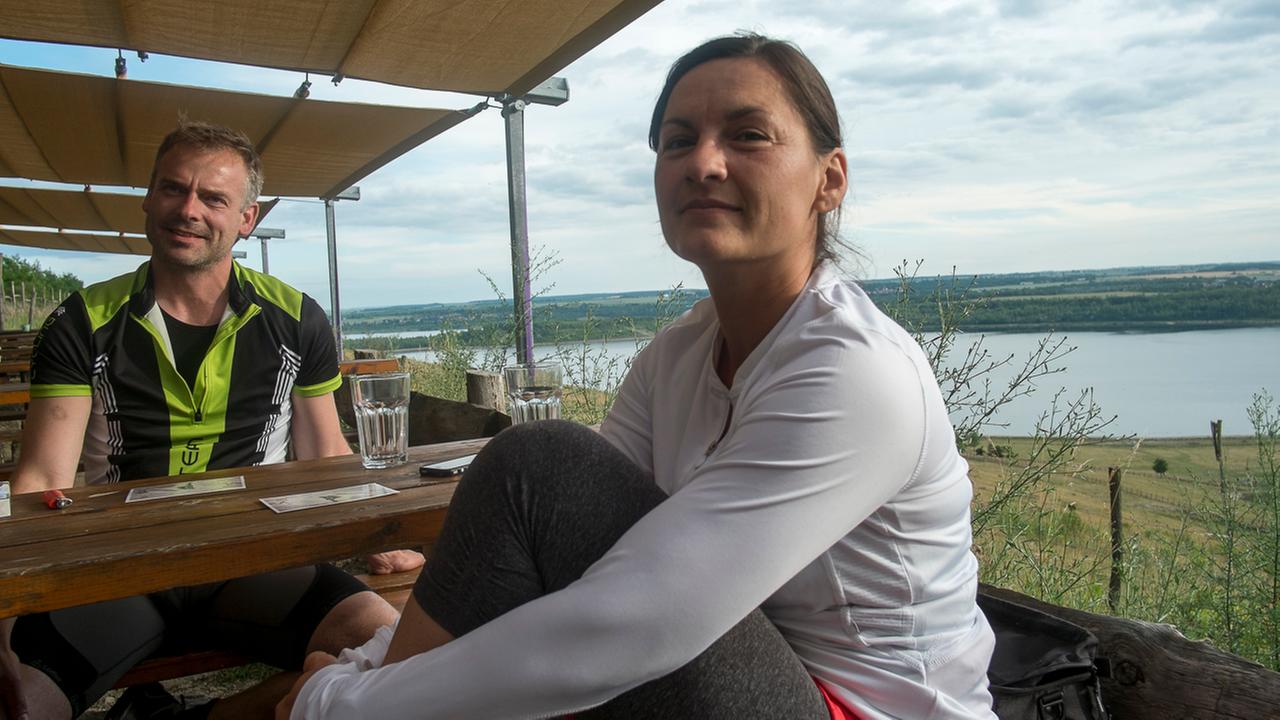 Jens und Peggy aus Merseburg machen Pause am Geiseltalsee im Weinberg Jens und Peggy aus Merseburg machen Pause am Geiseltalsee im Weinberg