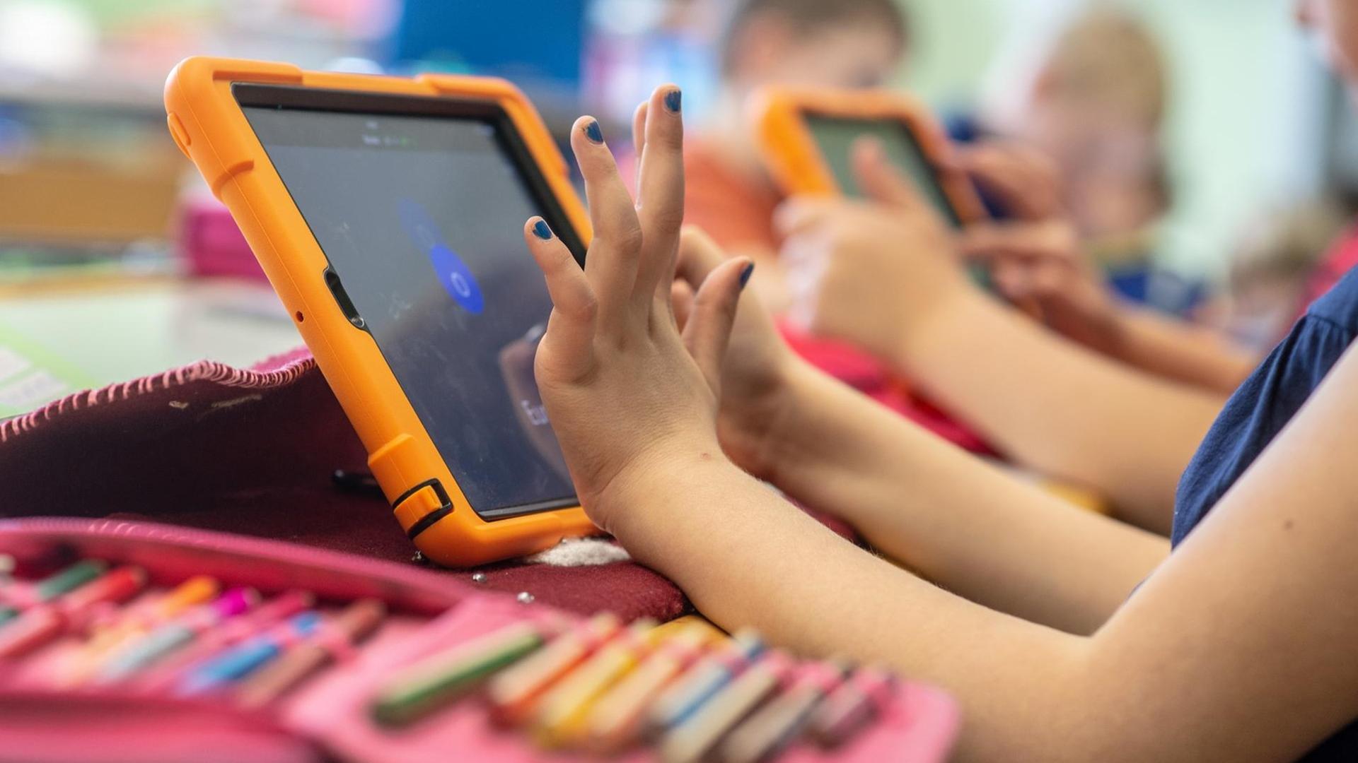 Grundschüler arbeiten in der Grundschule Offenstetten mit Tablets. Grundschüler arbeiten in der Grundschule Offenstetten mit Tablets.