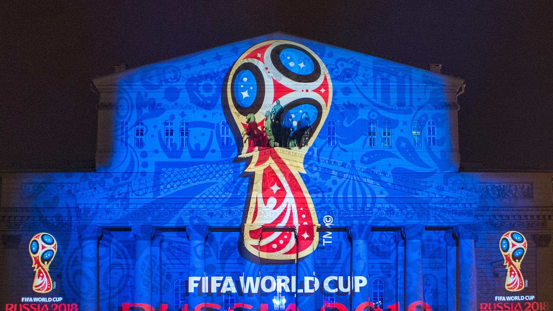 Das Logo der Fußball-WM 2018 in Russland wird auf die Fassade des Bolschoi-Theaters in Moskau projiziert. Das Logo der Fußball-WM 2018 in Russland wird auf die Fassade des Bolschoi-Theaters in Moskau projiziert.