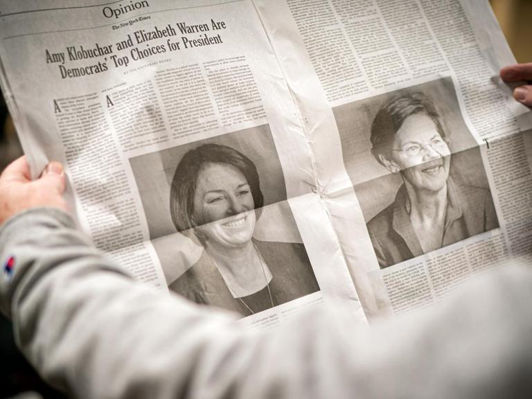 Eine aufgeschlagene Doppelseite der New York Times mit den Portraits der demokratischen Präsidentschaftsbewerberinnen Elizabeth Warren und Amy Klobuchar.