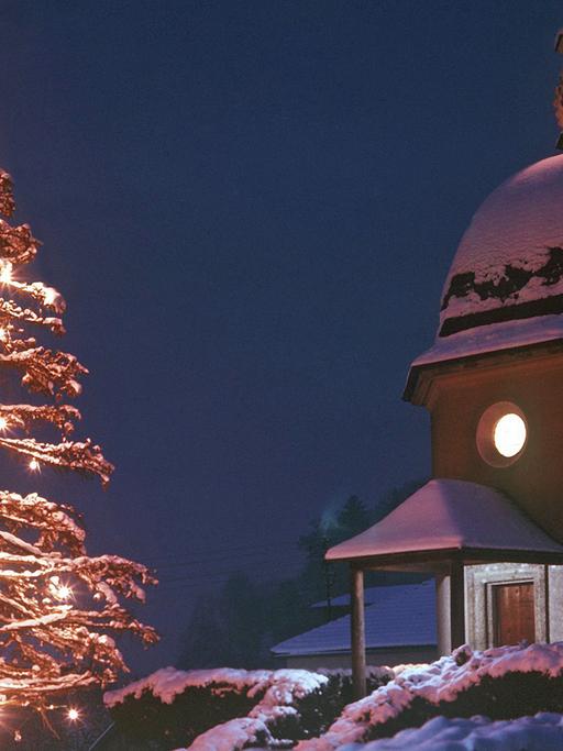 Blick auf die verschneite Stille-Nacht-Kapelle in Oberndorf in Österreich. In dieser Kapelle wurde 1818 zum ersten Male das Weihnachtslied "Stille Nacht, heilige Nacht" gesungen.