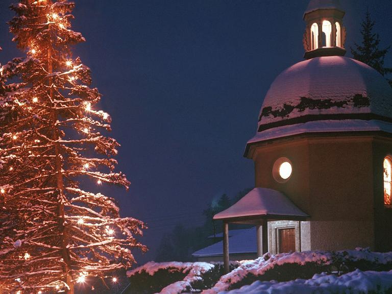 Blick auf die verschneite Stille-Nacht-Kapelle in Oberndorf in Österreich. In dieser Kapelle wurde 1818 zum ersten Male das Weihnachtslied "Stille Nacht, heilige Nacht" gesungen.