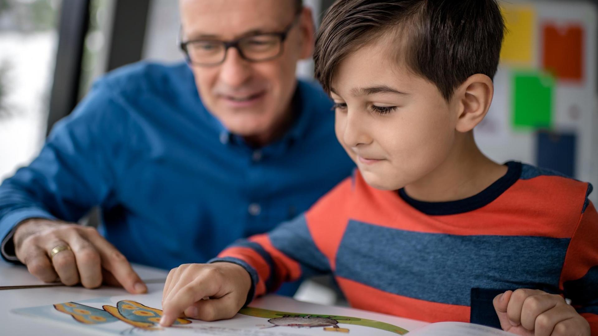 Oberstes Prinzip ist die 1:1-Betreuung: Ein*e Mentor*in fördert ein Kind, einmal in der Woche, mindestens ein Jahr lang. Oberstes Prinzip ist die 1:1-Betreuung: Ein*e Mentor*in fördert ein Kind, einmal in der Woche, mindestens ein Jahr lang.