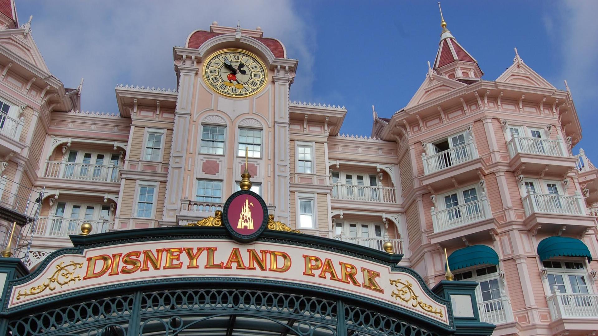 Eingang zum Disneyland-Park Paris mit dem Hotel Disneyland