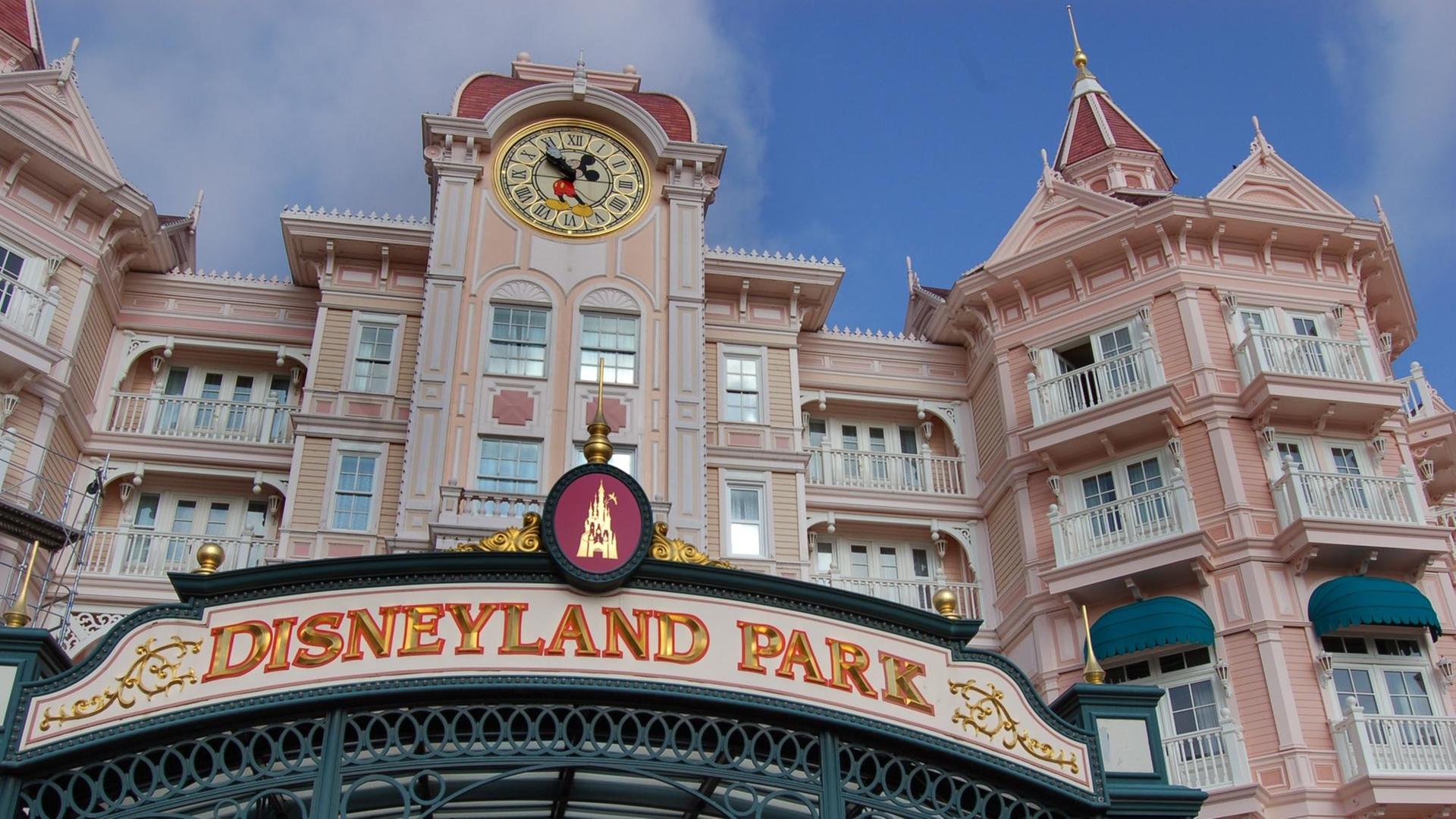 Eingang zum Disneyland-Park Paris mit dem Hotel Disneyland Eingang zum Disneyland-Park Paris mit dem Hotel Disneyland