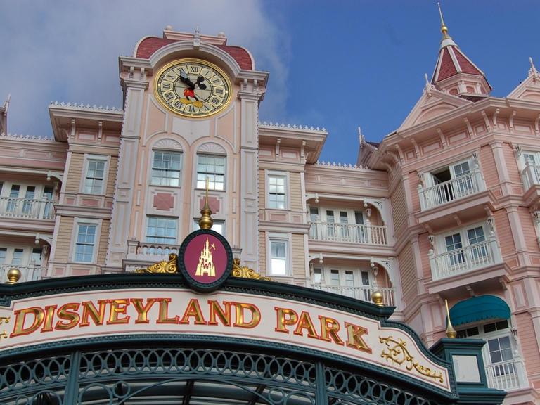 Eingang zum Disneyland-Park Paris mit dem Hotel Disneyland