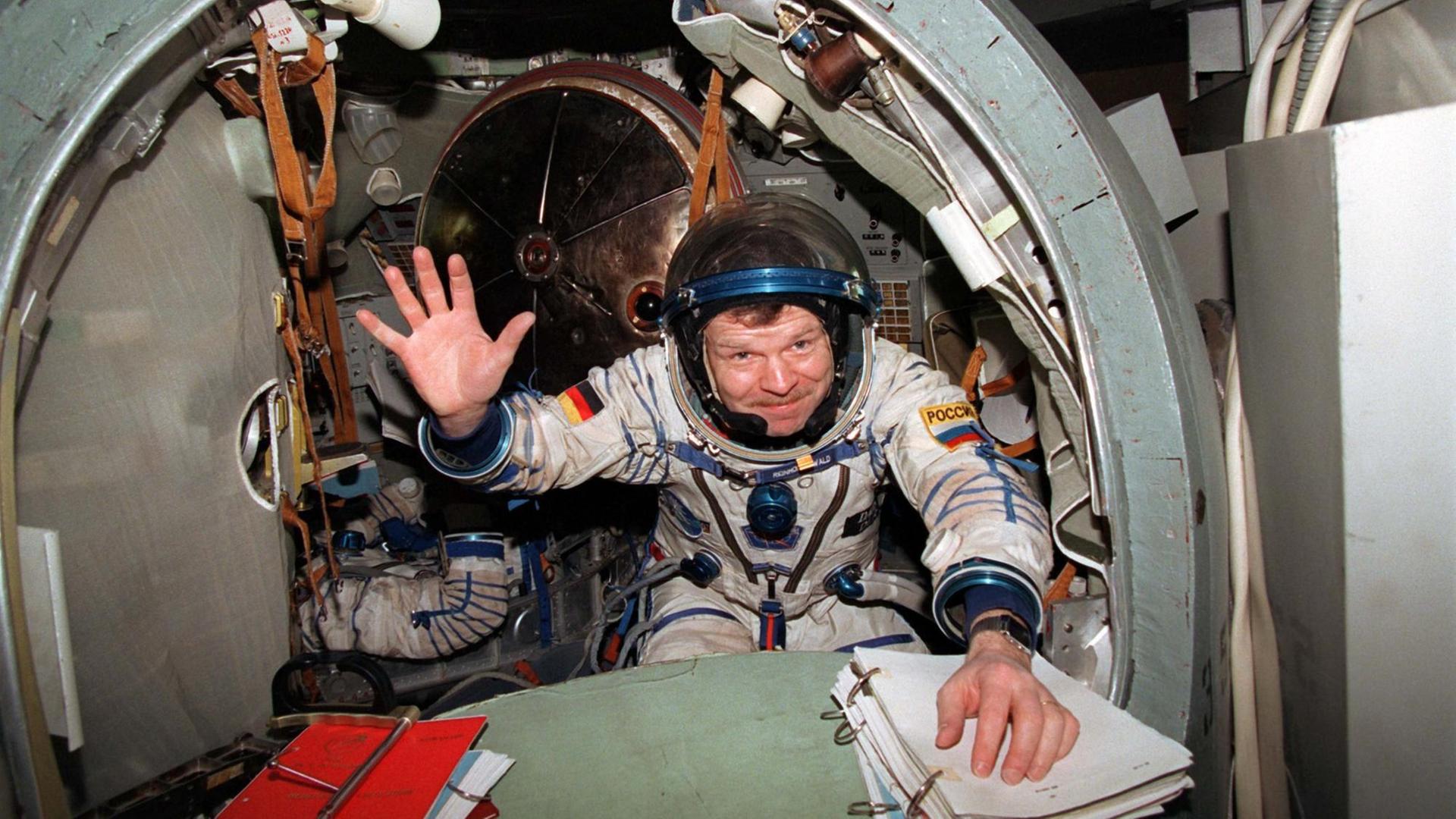 Der Deutsche Reinhold Ewald winkt Pressevertretern zu, die ihn am 20.1.1997 während des Trainings für das russische Sojus-TM-25-Weltraumprojekt in Rußlands Raumfahrtzentrum Star City, 25 km von Moskau entfernt, beobachteten.