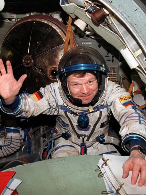 Der Deutsche Reinhold Ewald winkt Pressevertretern zu, die ihn am 20.1.1997 während des Trainings für das russische Sojus-TM-25-Weltraumprojekt in Rußlands Raumfahrtzentrum Star City, 25 km von Moskau entfernt, beobachteten.