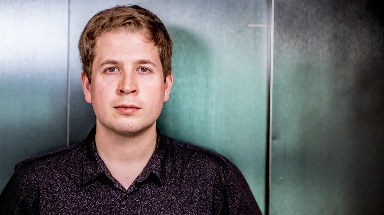 Kevin Kühnert, Bundesvorsitzender der Jusos, der SPD Nachwuchsorganisation, aufgenommen am 20.4.2018 in Berlin Kevin Kühnert, Bundesvorsitzender der Jusos, der SPD Nachwuchsorganisation, aufgenommen am 20.4.2018 in Berlin