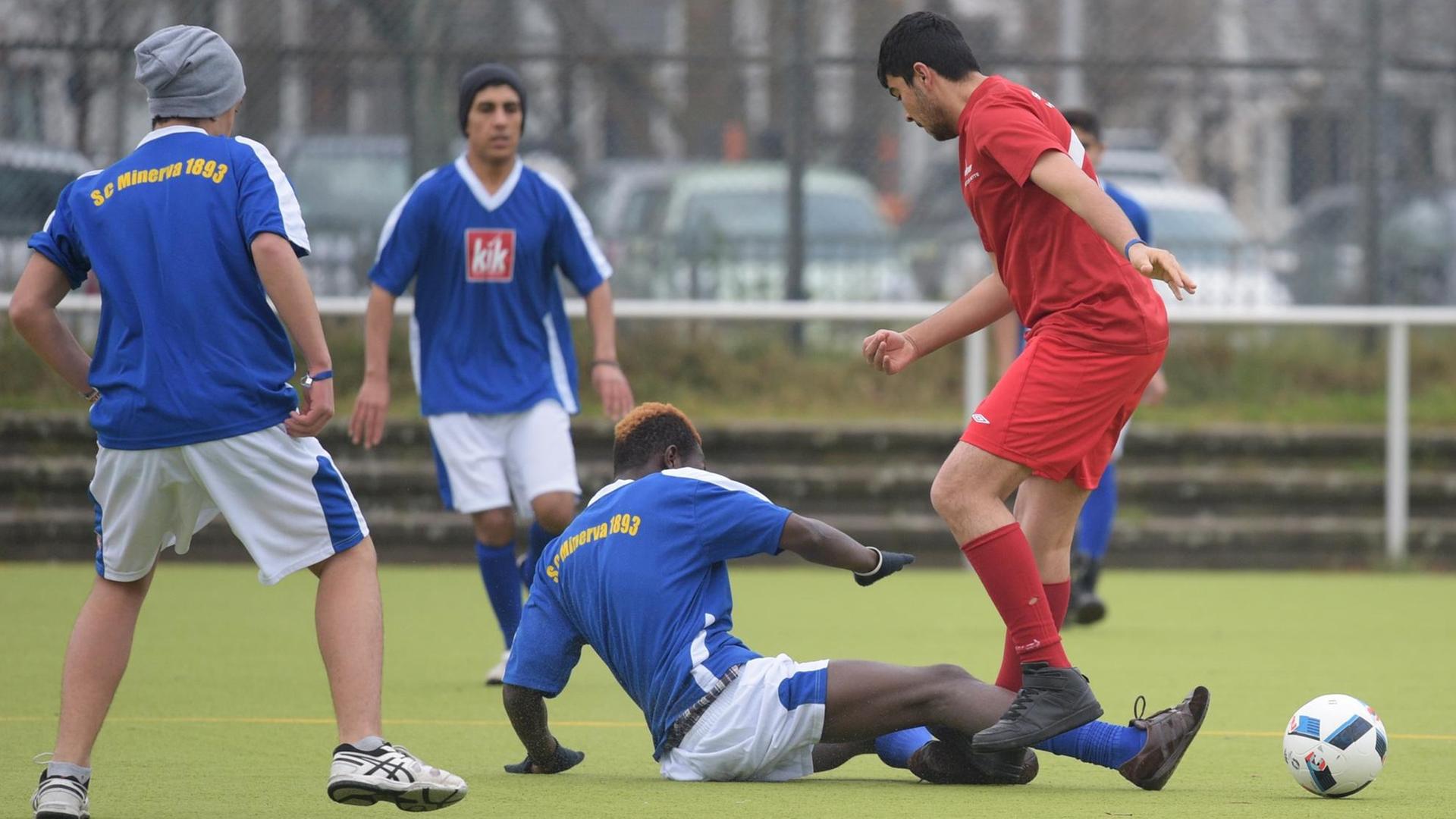 Flüchtlinge aus vier Ländern spielen am 15.12.2015 in Berlin auf dem Platz des Vereins SC Minerva 93 Berlin Fußball. Der Verein engagiert sich in der Flüchtlingsarbeit. Flüchtlinge aus vier Ländern spielen am 15.12.2015 in Berlin auf dem Platz des Vereins SC Minerva 93 Berlin Fußball. Der Verein engagiert sich in der Flüchtlingsarbeit.