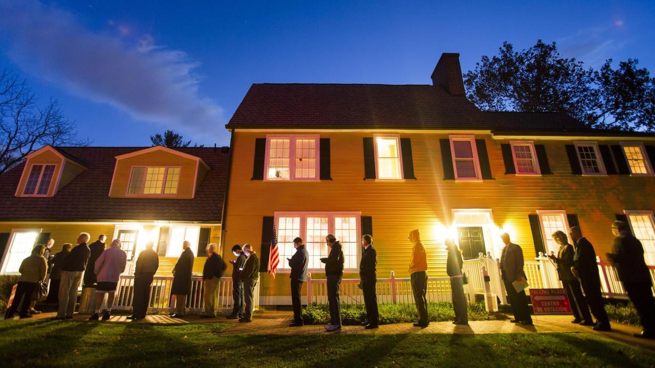 Bei den Midterm Elections in Virginia stehen Wähler vor einem Wahllokal in Vienna, Virginia, Schlange. (Archivbild von 2014). Bei den Midterm Elections in Virginia stehen Wähler vor einem Wahllokal in Vienna, Virginia, Schlange. (Archivbild von 2014).