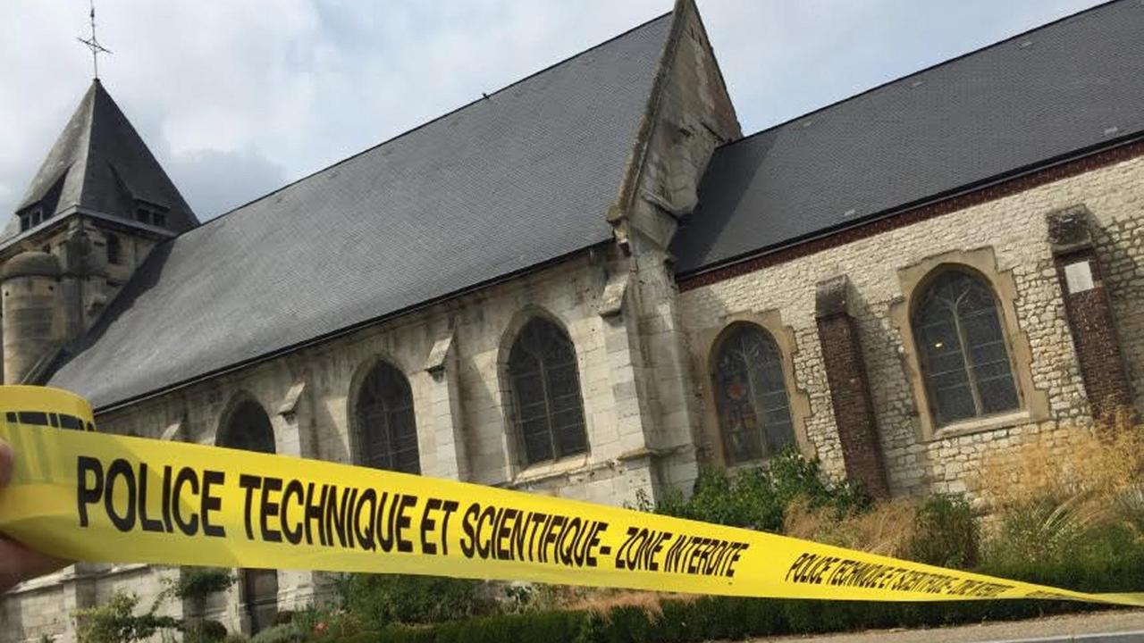 Der Tatort einer Geiselnahme, eine Kirche in Saint-Etienne-du-Rouvray in der Normandie in Frankreich am 26.07.2016. Der Tatort einer Geiselnahme, eine Kirche in Saint-Etienne-du-Rouvray in der Normandie in Frankreich am 26.07.2016.