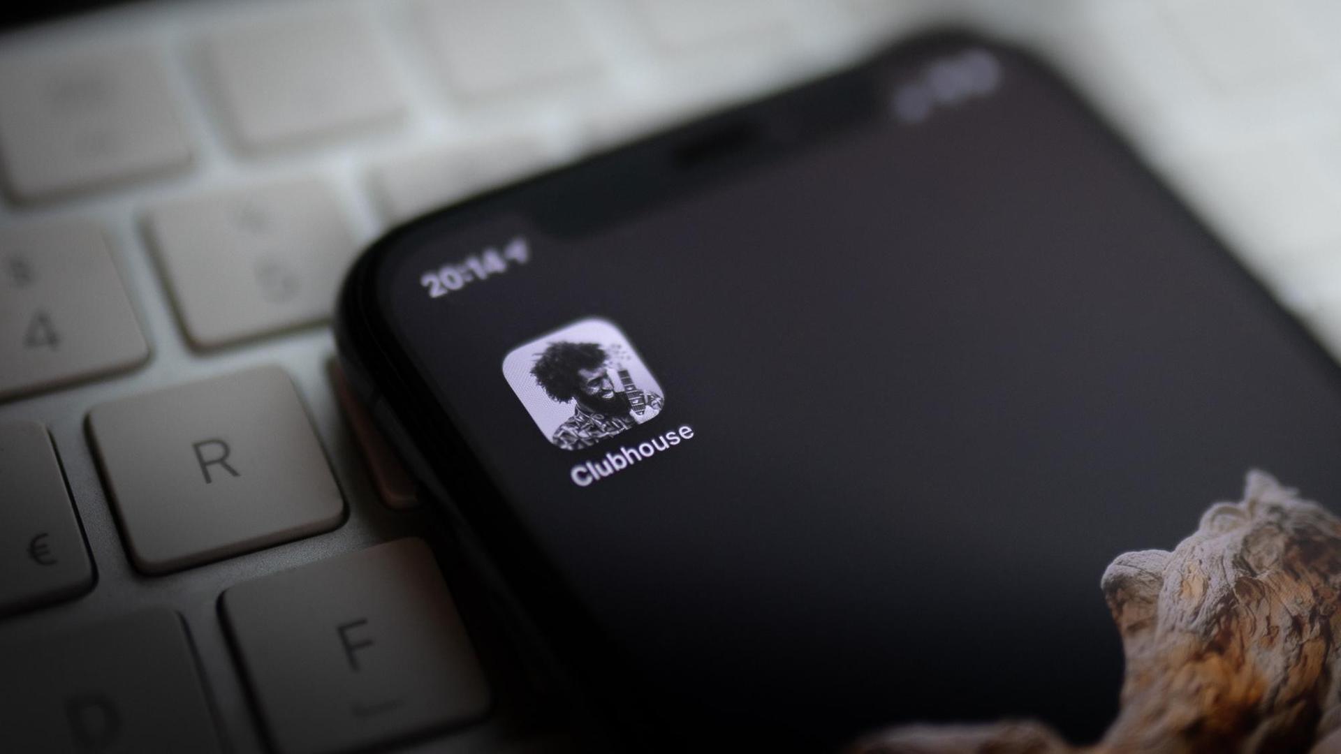 Das Logo der neuen Social-Media-App "Clubhouse" auf dem Display eines iPhones. Das Logo der neuen Social-Media-App "Clubhouse" auf dem Display eines iPhones.