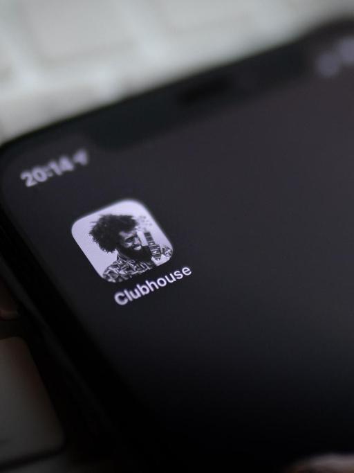 Das Logo der neuen Social-Media-App "Clubhouse" auf dem Display eines iPhones.