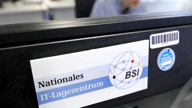 Ein Mitarbeiter im Bundesamt für Sicherheit in der Informationstechnik (BSI) sitzt im Nationalen IT-Lagezentrum vor Bildschirmen.