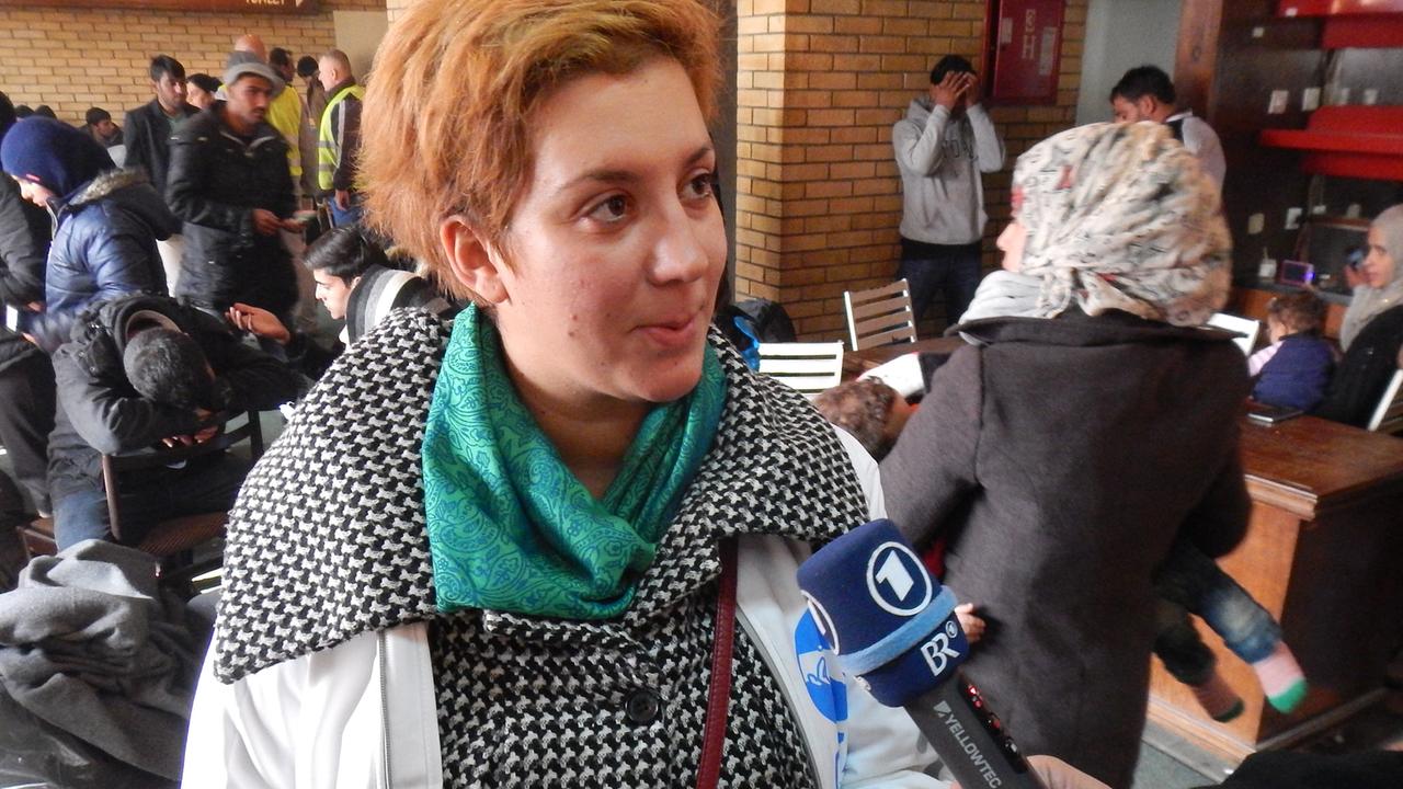 Jovana Vincic von der Hilfsorganisation „Asylum Protection Center“ an der serbischen Autobahnraststätte bei Sid Jovana Vincic von der Hilfsorganisation „Asylum Protection Center“ an der serbischen Autobahnraststätte bei Sid