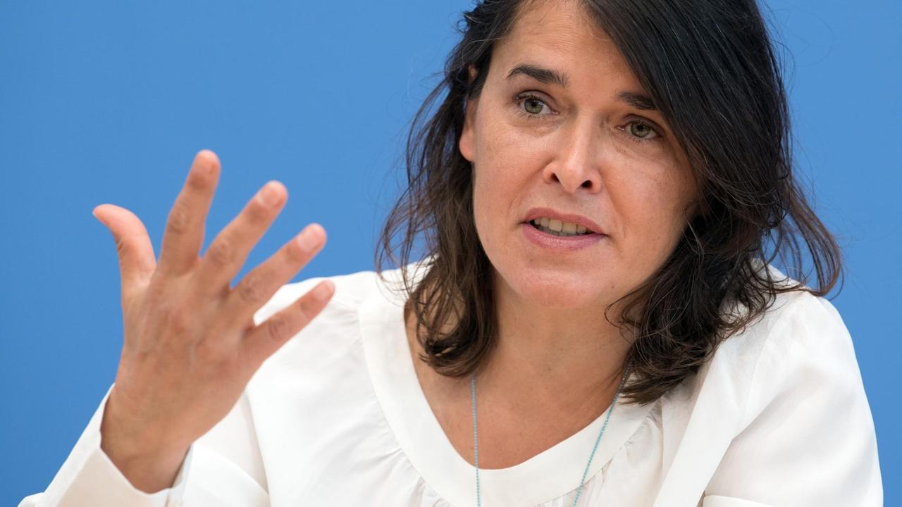 Porträt von Claudia Langer auf einer Pressekonferenz, 2017. Porträt von Claudia Langer auf einer Pressekonferenz, 2017.