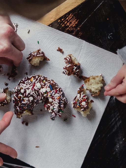 Donuts essen bei einer Party