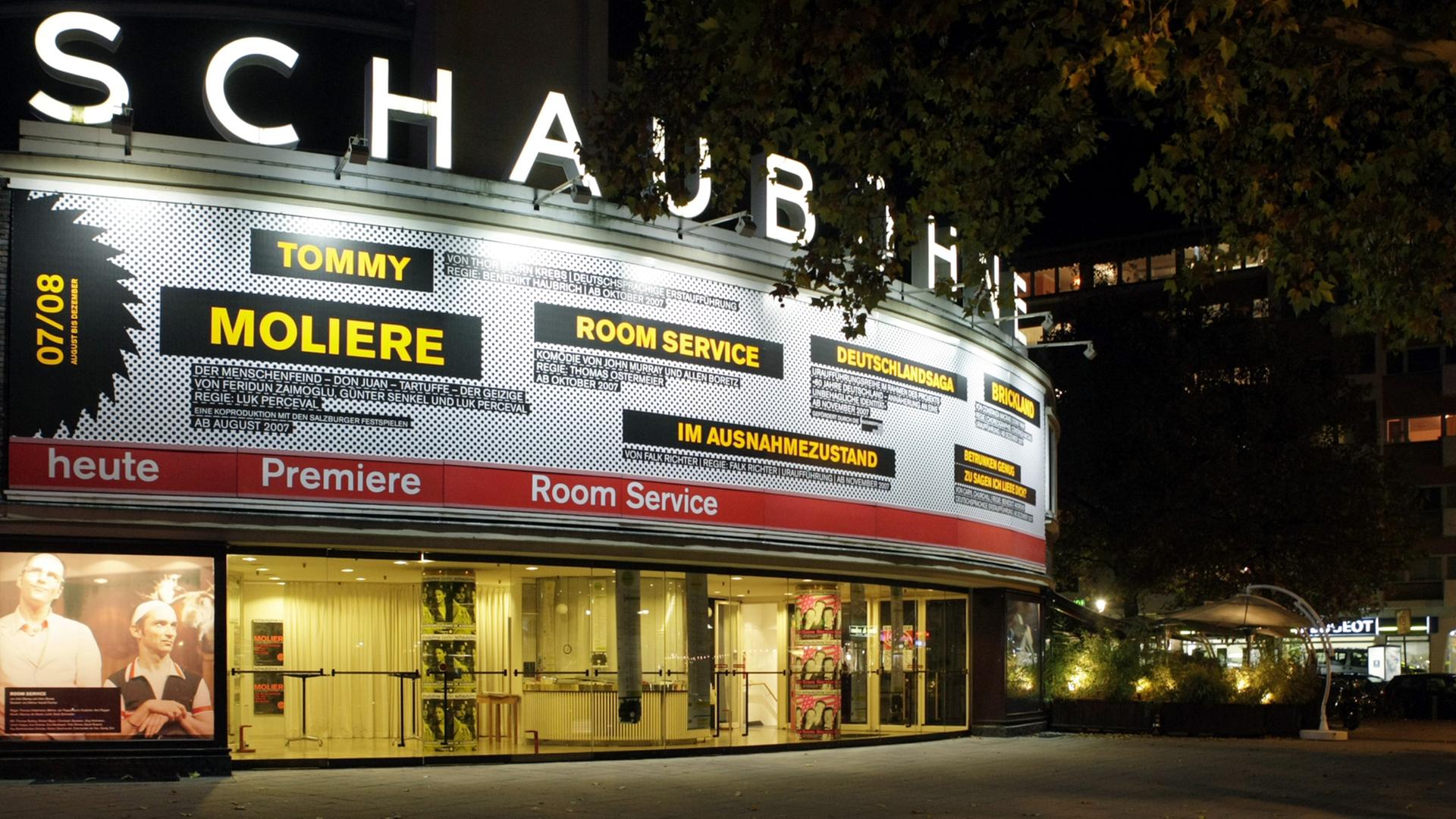 Abendliche Aufnahme der Schaubühne am Lehniner Platz in Berlin (im Jahr 2007). Abendliche Aufnahme der Schaubühne am Lehniner Platz in Berlin (im Jahr 2007).