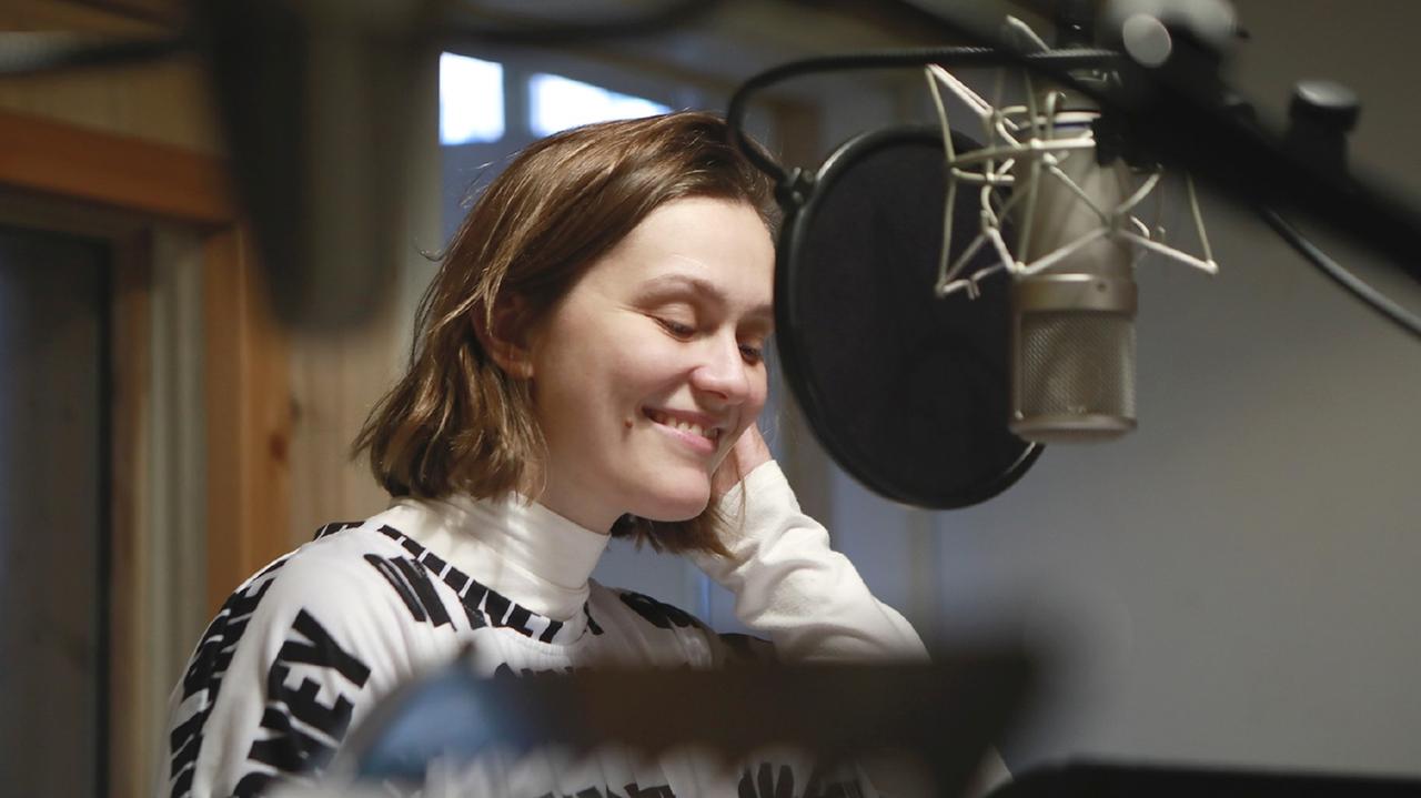Die Schauspielerin Lena Schmidtke am Mikrofon im Hörspielstudio, Porträtaufnahme Die Schauspielerin Lena Schmidtke am Mikrofon im Hörspielstudio, Porträtaufnahme