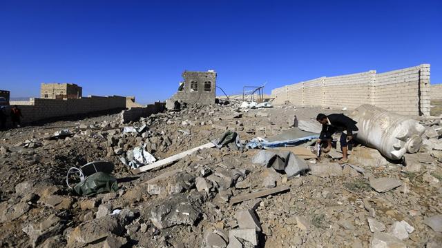 Ein Mann durchsucht die Trümmer eines von einem Luftangriff zerstörten Hauses im Jemen.