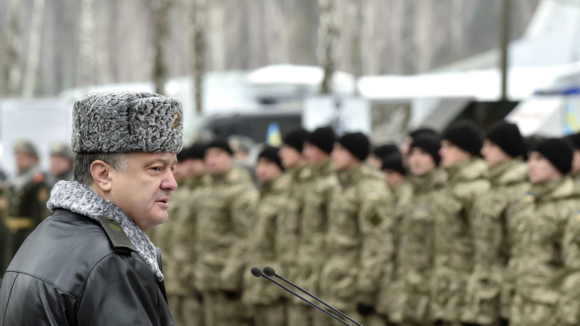 Petro Poroschenko vor Soldaten der ukrainischen Armee. Petro Poroschenko vor Soldaten der ukrainischen Armee.