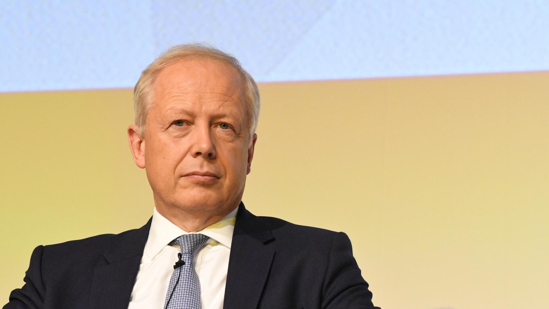Tom Buhrow sitzt auf dem Podium bei einer Veranstaltung der Internationalen Fachmesse für Kabel, Breitband und Satellit. Tom Buhrow sitzt auf dem Podium bei einer Veranstaltung der Internationalen Fachmesse für Kabel, Breitband und Satellit.