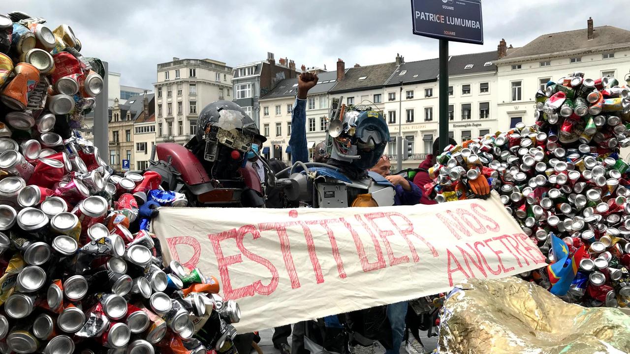 Afrofuturistischer Umzug anlässlich der Unabhängigkeitsfeier des Kongos von Belgien vor 60 Jahren Afrofuturistischer Umzug anlässlich der Unabhängigkeitsfeier des Kongos von Belgien vor 60 Jahren