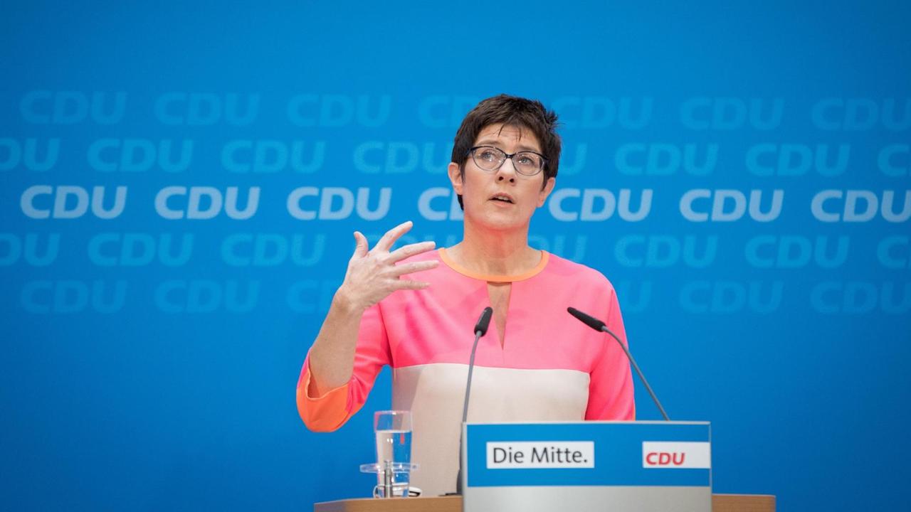 Annegret Kramp-Karrenbauer (CDU), Saarlands Ministerpräsidentin, spricht auf einer Pressekonferenz im Konrad-Adenauer-Haus zu den Medienvertretern. Die CDU-Vorsitzende und Bundeskanzlerin Merkel hat Annegret Kramp-Karrenbauer als künftige Generalsekretärin vorgeschlagen. Annegret Kramp-Karrenbauer (CDU), Saarlands Ministerpräsidentin, spricht auf einer Pressekonferenz im Konrad-Adenauer-Haus zu den Medienvertretern. Die CDU-Vorsitzende und Bundeskanzlerin Merkel hat Annegret Kramp-Karrenbauer als künftige Generalsekretärin vorgeschlagen.